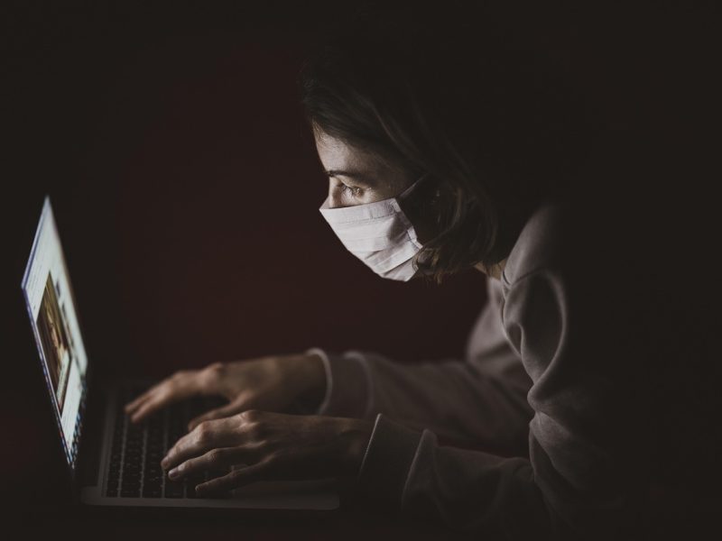 编辑在电脑前逐条核对书目信息，屏幕旁贴着写有核对日期的便签，桌面整洁，灯光偏暖，气氛严谨